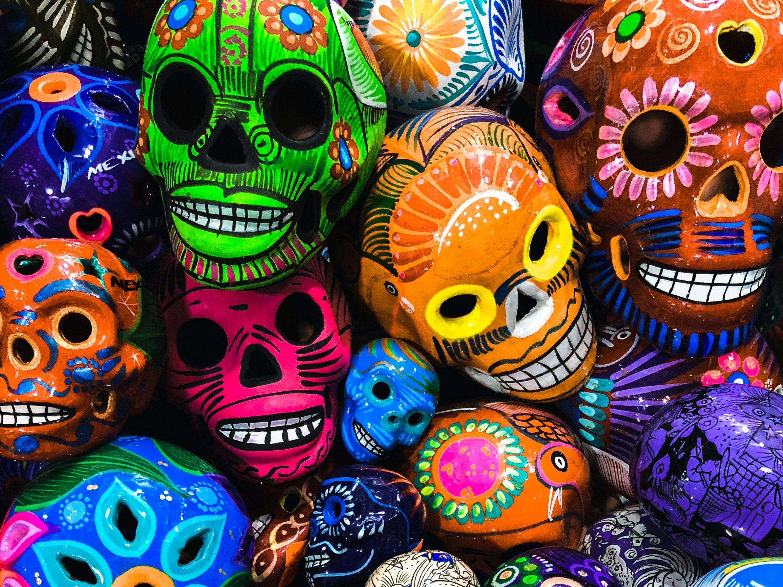 Los colores de las calaveras de barro son muy radiantes