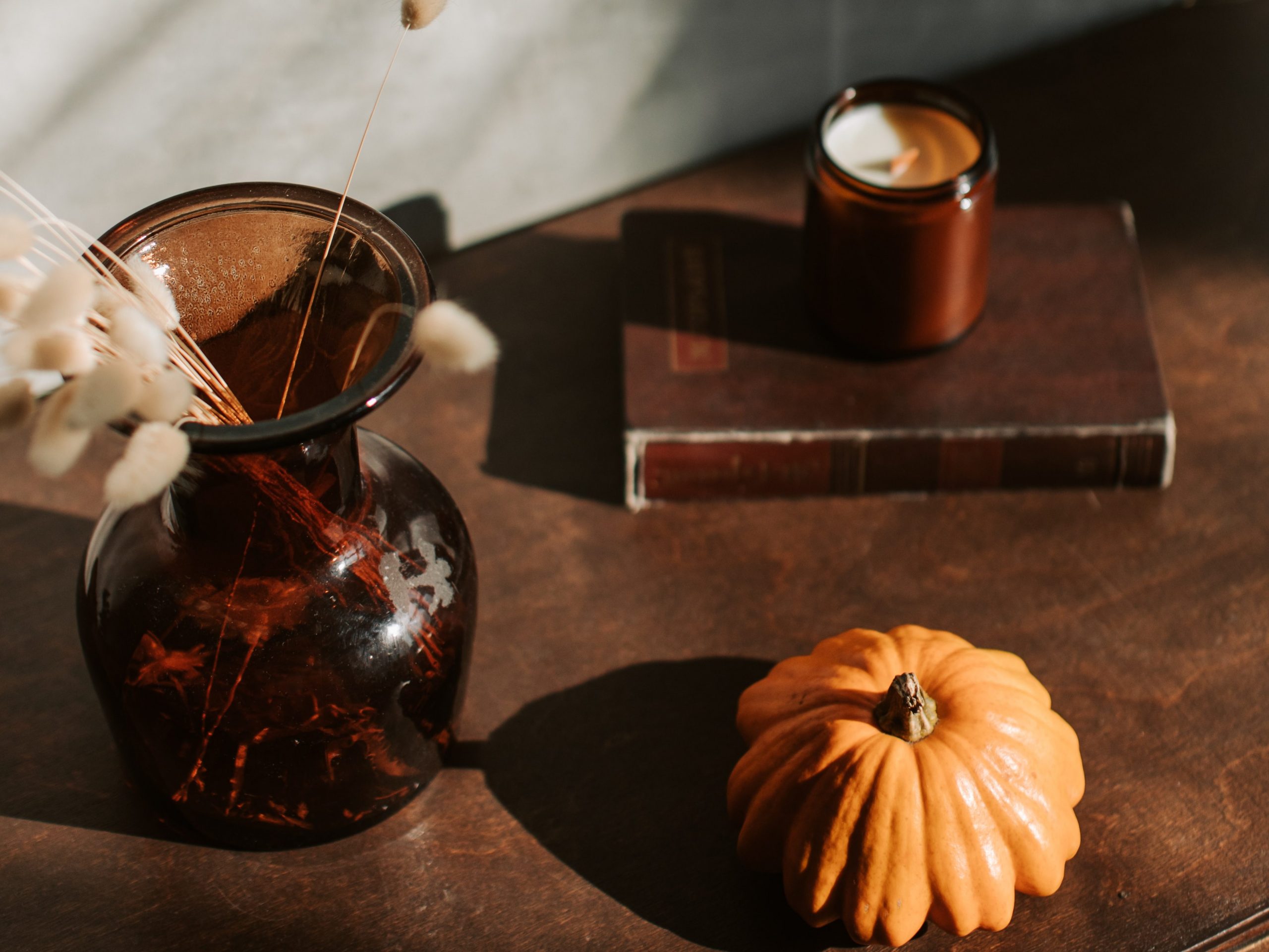 Una calabaza decorando una superficie