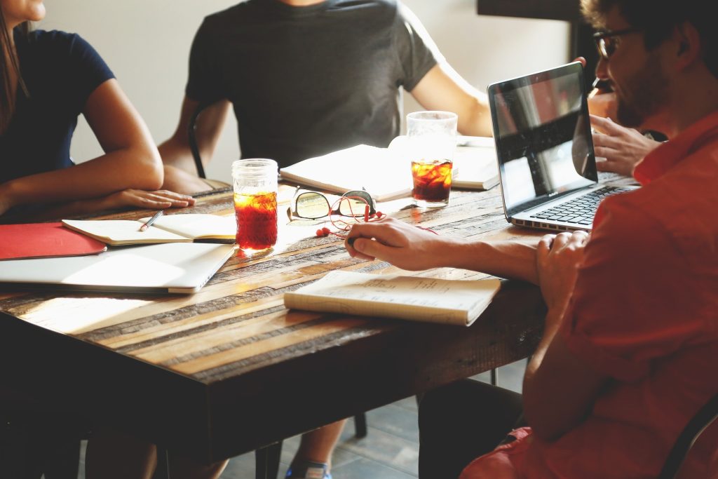 UN grupo de personas trabajan motivados